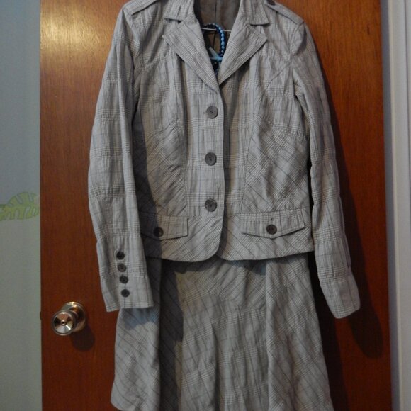 Skirt and blazer - Picture 3 of 5